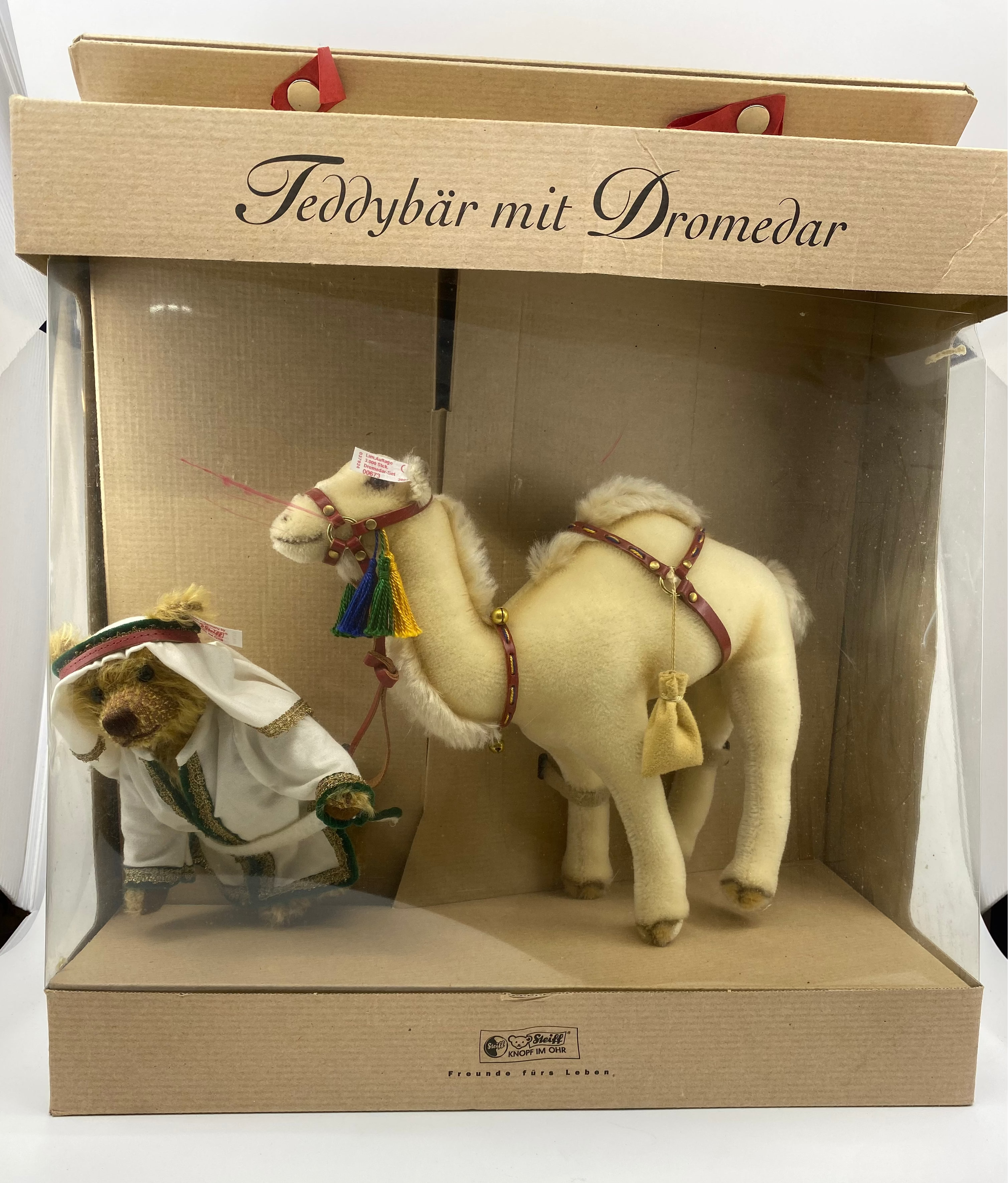 Stuffed teddy bear and camel set in a decorative box with text 'Teddybär mit Dromedar'.